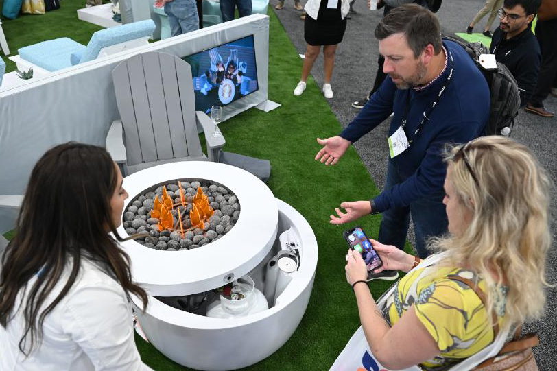 Outdoor living industry supplier conversation on the Deck Expo floor